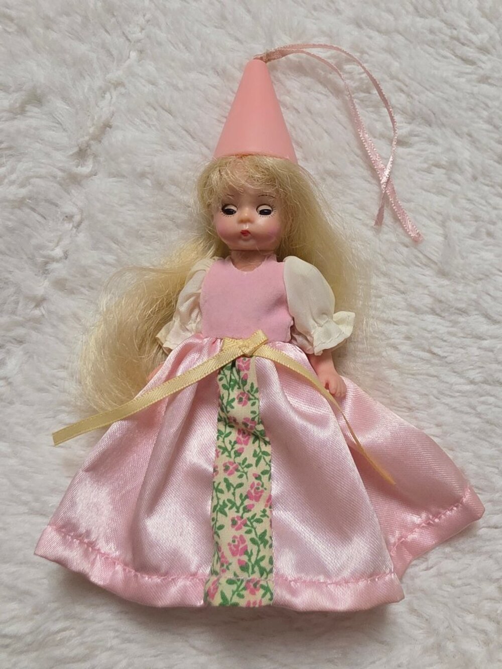 Madame Alexander Rapunzel Doll 2003 McDonald's Promo Pink Dress Sleeping Eyes
